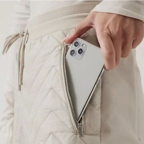 ATHLETA Cream APRES SKI SHORTS Lightweight Down Hiking Zip Pocket #467120 RT$89 - Picture 1 of 5